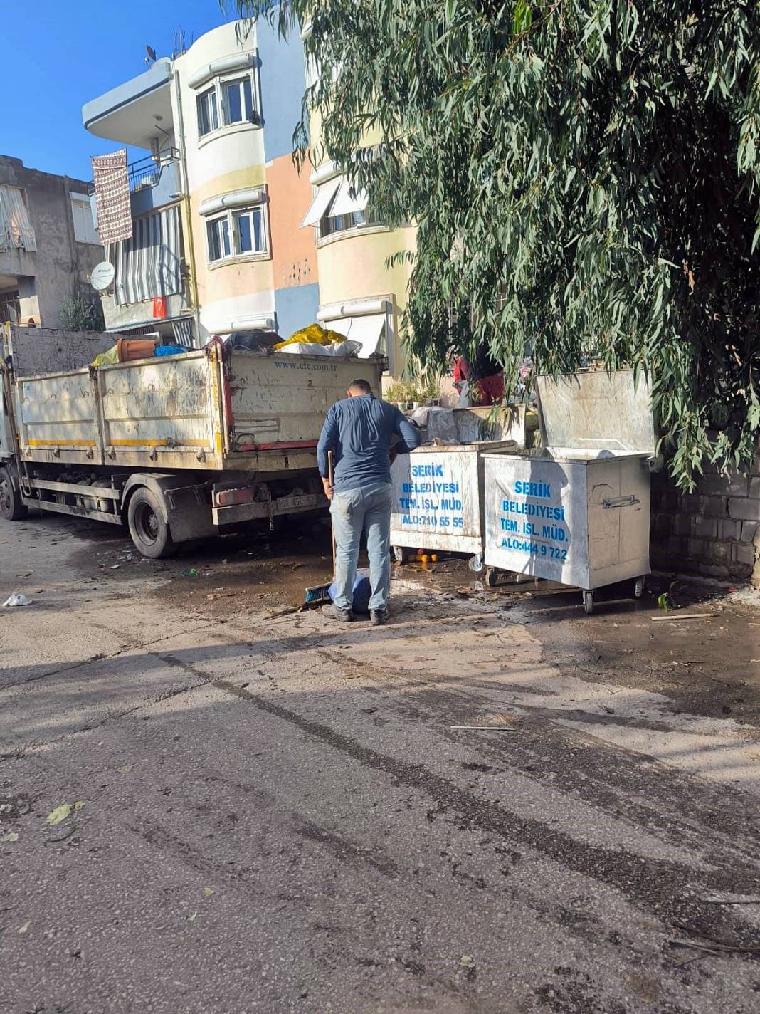 Bütün apartman 10 yıldır çöp kokusuyla yaşıyordu: İki kamyonla anca taşındı! Mide bulandıran görüntüler 7